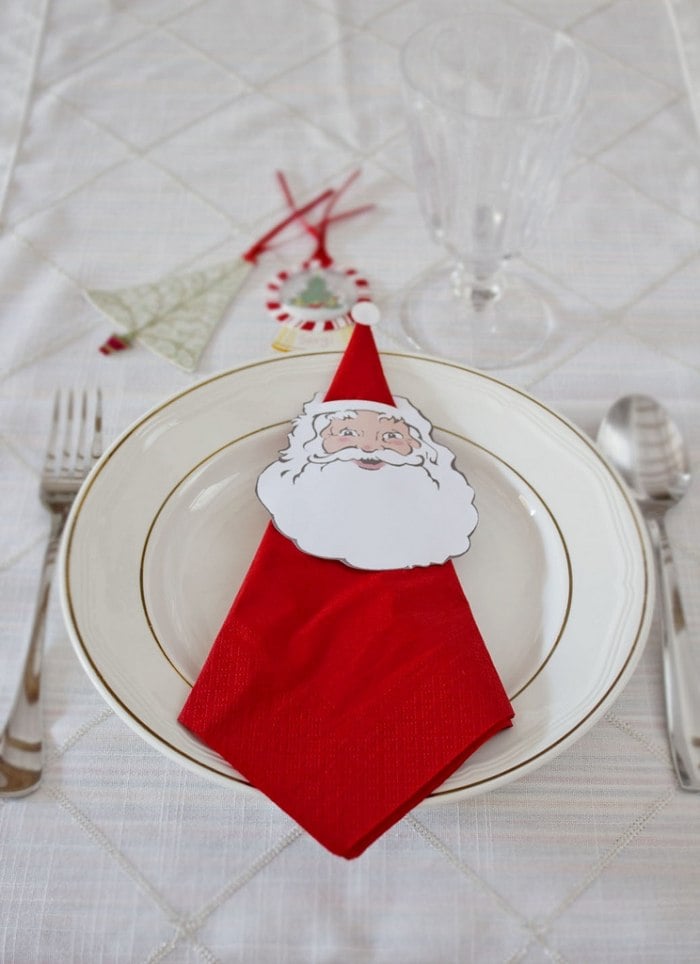 servietten-falten-weihnachten-rote-papierserviette-weihnachtsmann-papier