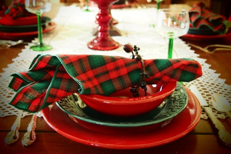 servietten falten zu weihnachten ideen anleitungen kariert rot gruen