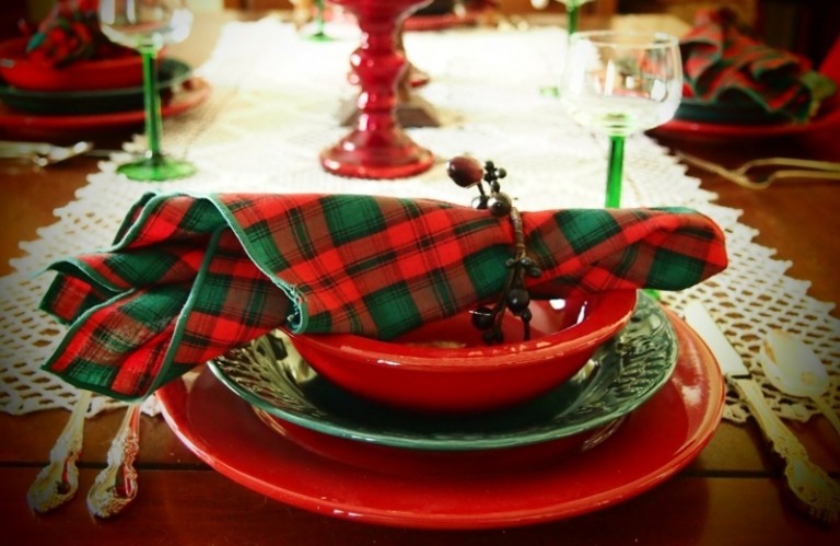 servietten falten zu weihnachten ideen anleitungen kariert rot gruen