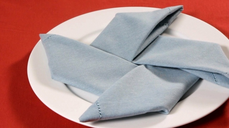 servietten falten zu weihnachten windrad idee blau deko winter