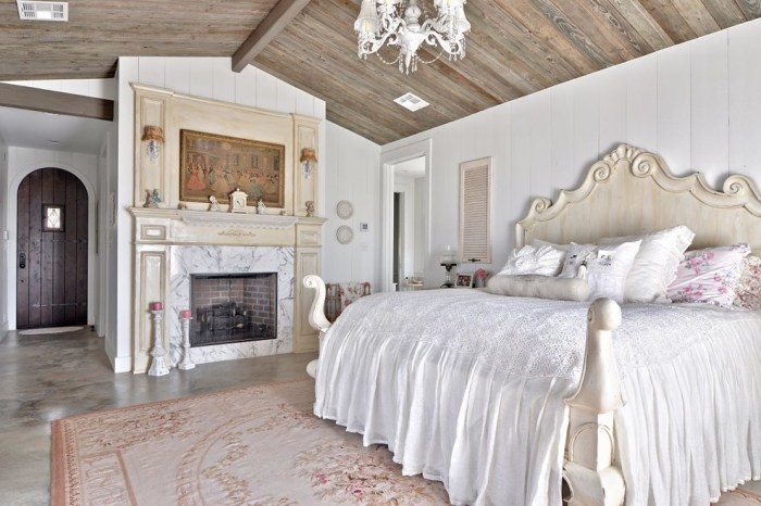 shabby-style-einrichtung-schlafzimmer-nostalgisch-romantisch-kamin-marmor-verkleidung