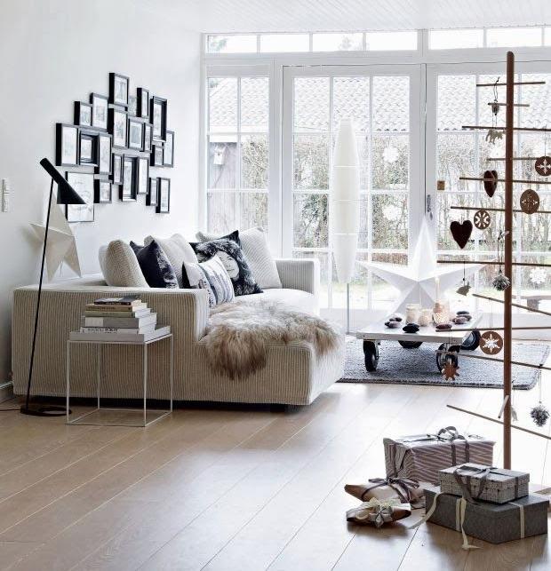skandinavische-weihnachtsdeko-wohnzimmer-minimalistischer-weihnachtsbaum-holz