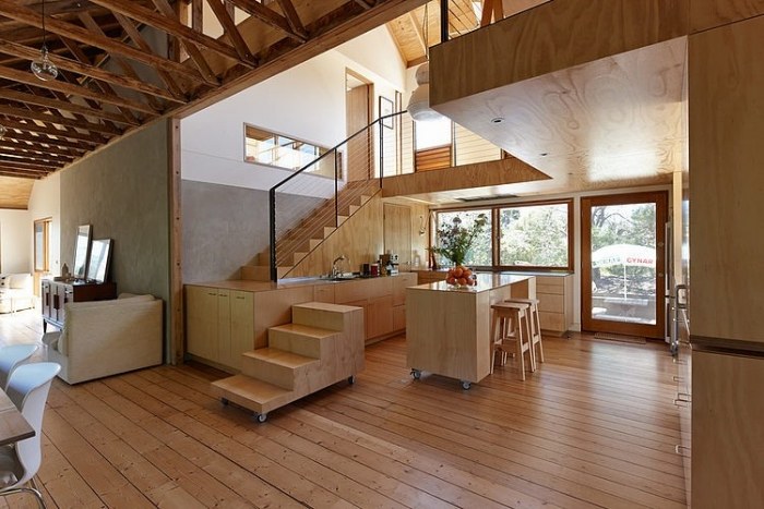 skandinavisches-design-küchenbereich-unter-der-treppe-holzküche-kochinsel-mit-glasplatte