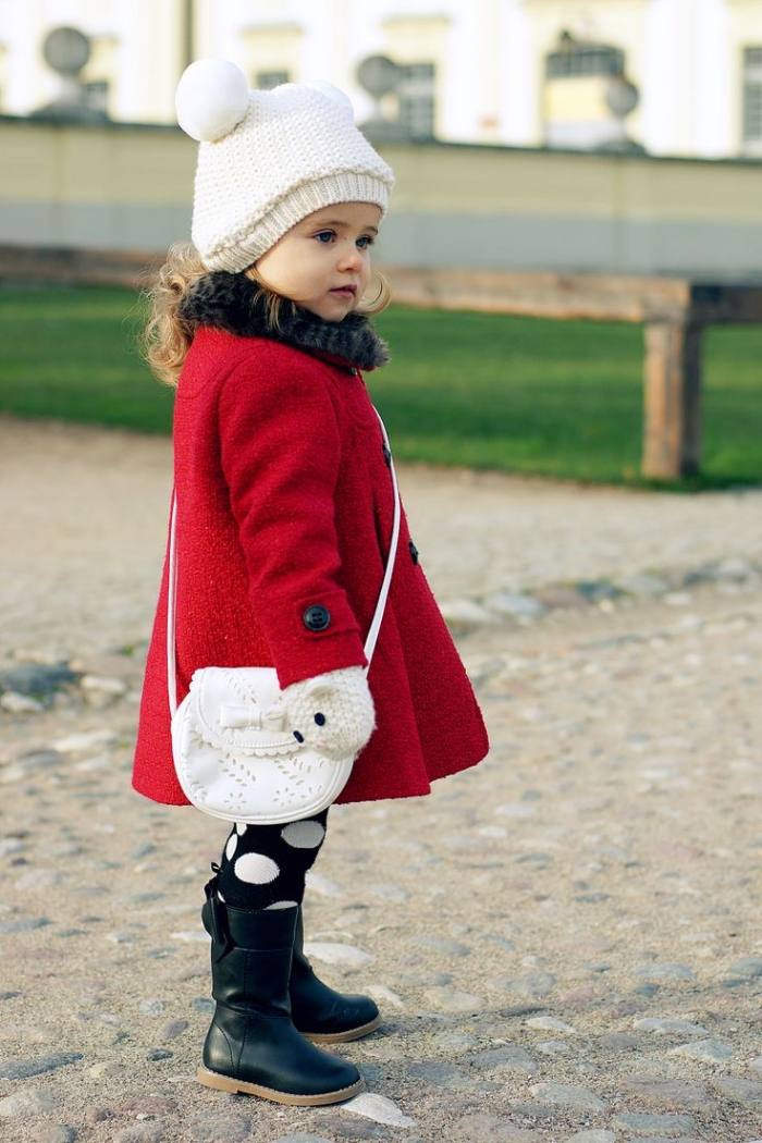 stilvolle-kinder-bekleidung-winter-mantel-rot-schwarze-stiefel-leder