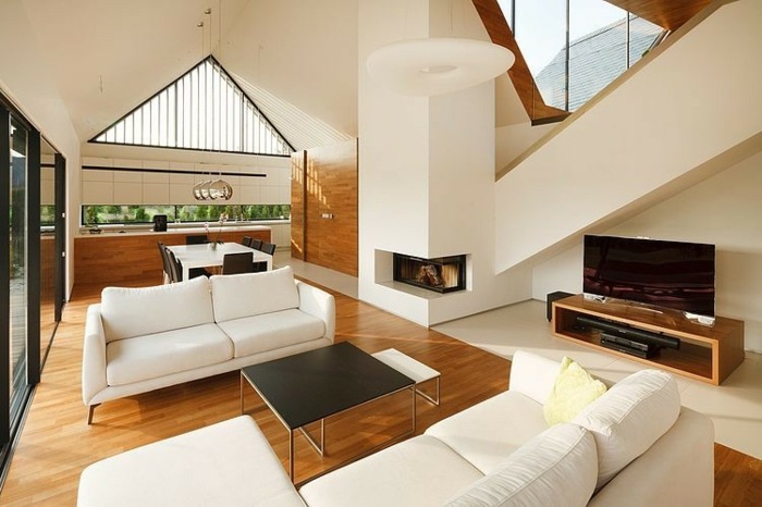 symmetrische-Wände-und-Fenster-Dreieck-Holzboden-weißes-Mobiliar