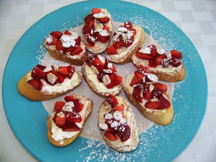 süße-Bruschetta-mit-Erdbeeren