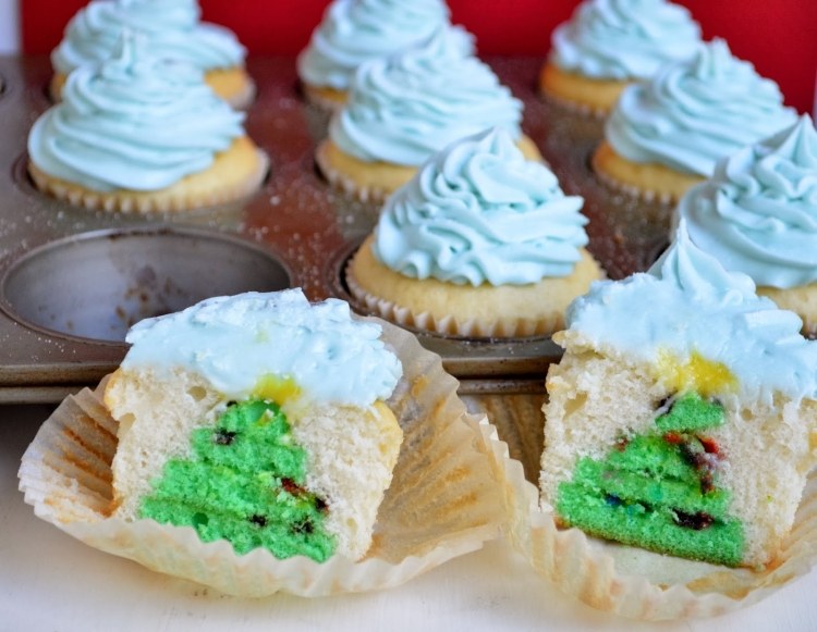 vanille-cupcakes-versteckter-gruener-tannenbaum