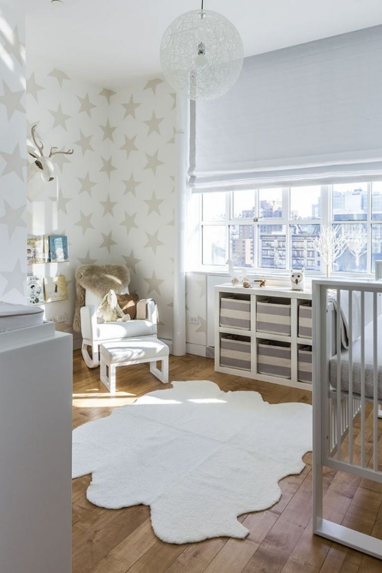 verspielte-motivtapeten-babyzimmer-sterne-weiße-papier-tapeten-wandgestaltung