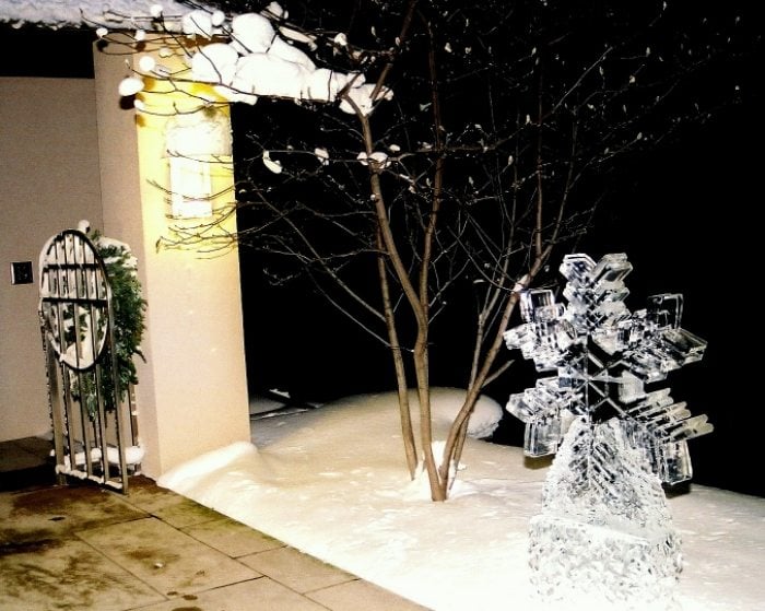 vorhof-weihnachtlich-verziert-künstlerische-eis-skulptur-schneeflöckchen