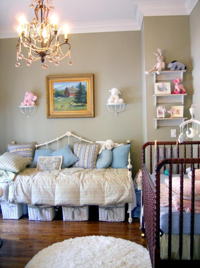 wand-babyzimmer-Kinderzimmer-streichen-dunkel-beige-kronleuchter-design