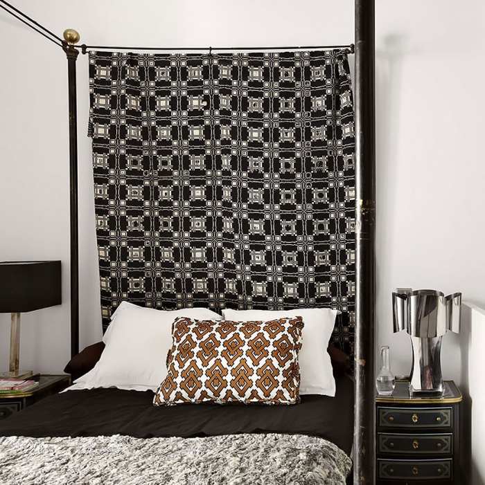 warmen-farben-schlafzimmer-design-himmelbett-rückwand-stoff-gemustert-Metall-Tischlampe