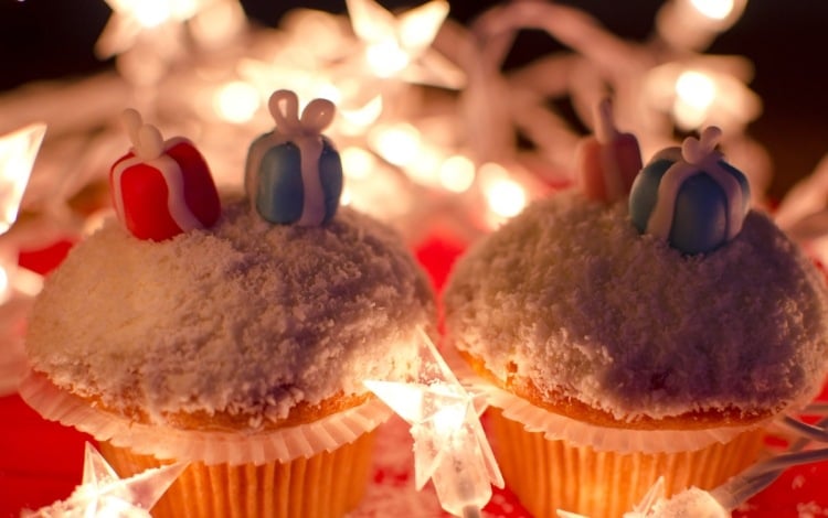 weihnachcts-cupcakes ideen-kokosraspeln-schnee-fondant-geschenke