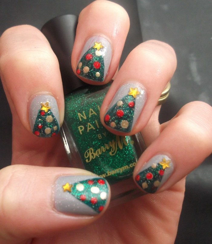 weihnachten-schöne-nail-art-selbermachen-design-tannenbäume-Ornamente-glitzernd