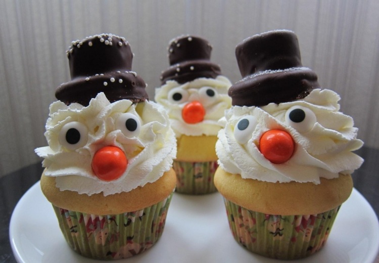 weihnachts-cupcakes-schneemann-sahne-hut