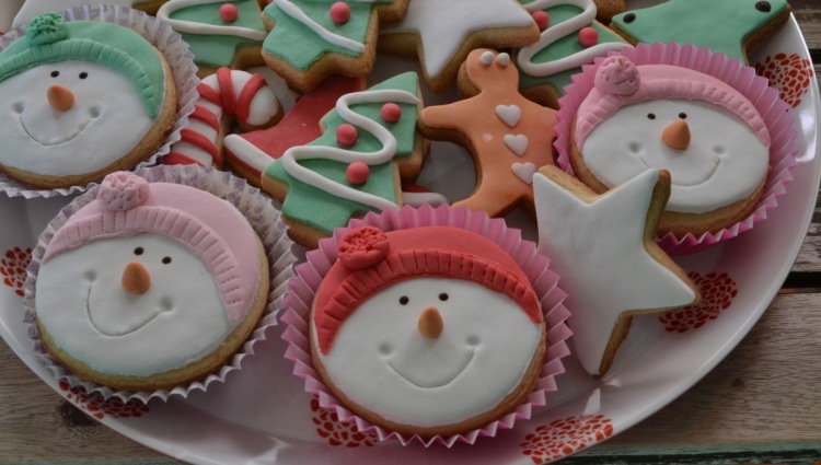 weihnachts-cupcakes-schneemanner-fondant-hute