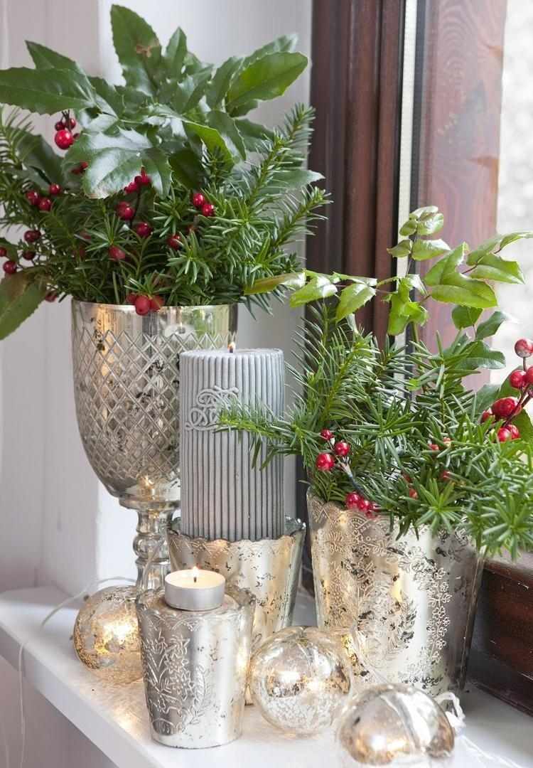 weihnachtsdeko-gruenzweige-beeren-silberne-vasen-topfe