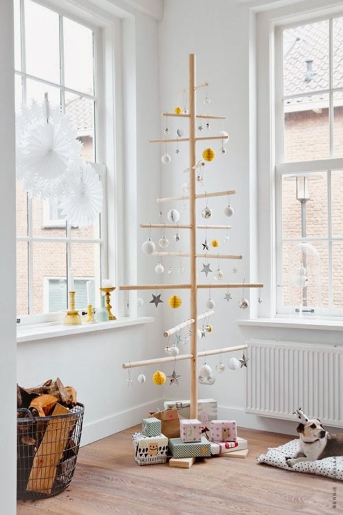 weihnachtsdeko-ideen-skandinavisch-holz-weihnachtsbaum-fensterschmuck-papiersterne