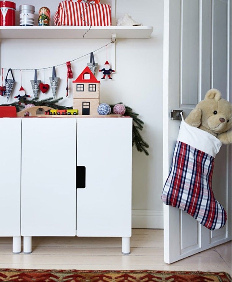 weihnachtsdeko-ideen-skandinavisch-kinderzimmer-socke-teddybaer-spielzeuge-stoff-weiss