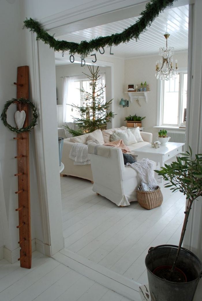 weihnachtsdeko ideen skandinavisch-wohnzimmer-girlanden-gruen
