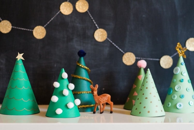 weihnachtsdeko-kinderzimmer-basteln-papier-weihnachtsbaeume-klein-gruen