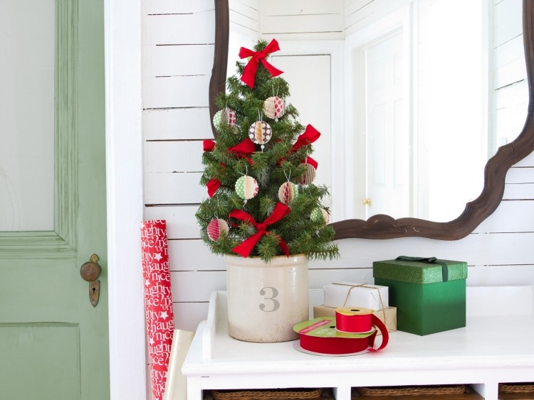 weihnachtsdeko-kinderzimmer-tannenbaum-klein-deko-kuenstlich-ornamente