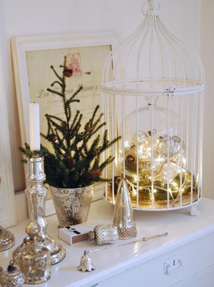 weihnachtsdeko-silberne-vasen-kerzenstander-kleiner-tannenbaum-vogelkafig-lichterkette