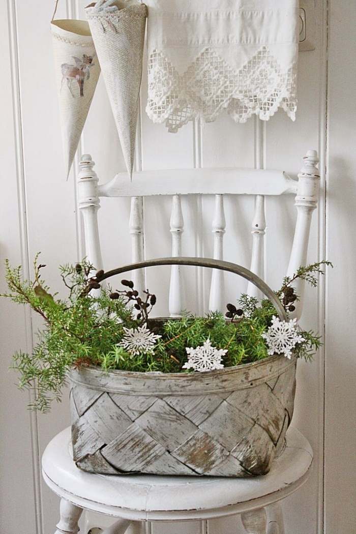 weihnachtsdeko-skandinavisch-korb-gruen-weisse-schneeflocken-ornamente