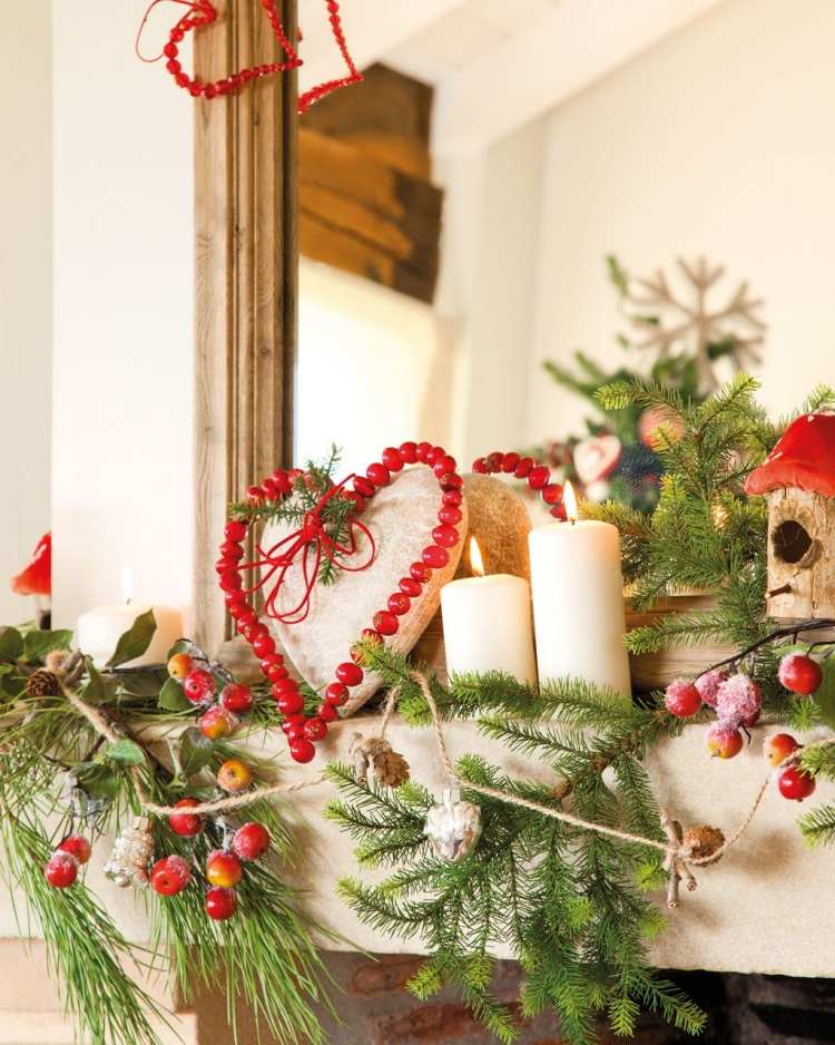 weihnachtsdeko-wohnzimmer-kamin-tannenzweige-beeren-kerzen