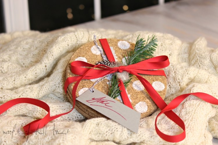 weihnachtsdekoration aus korken bierdeckel geschenk idee punkte schleife