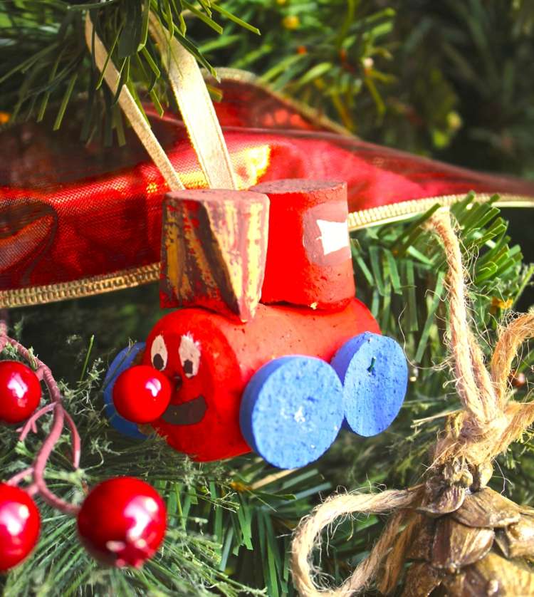 weihnachtsdekoration aus korken lokmotive rot blau bastelidee