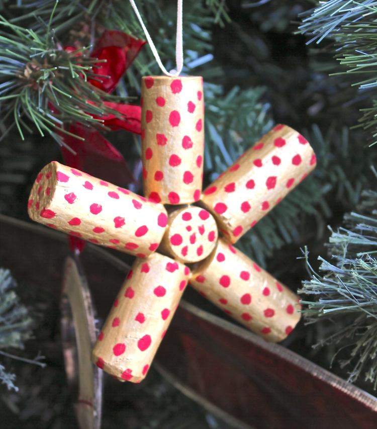 weihnachtsdekoration aus korken stern form punkt muster rot baumdeko