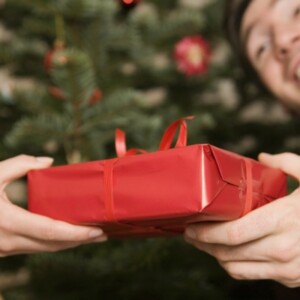 weihnachtsgeschenke für männer ideen herren rot verpackung tanne