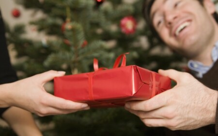 weihnachtsgeschenke für männer ideen herren rot verpackung tanne