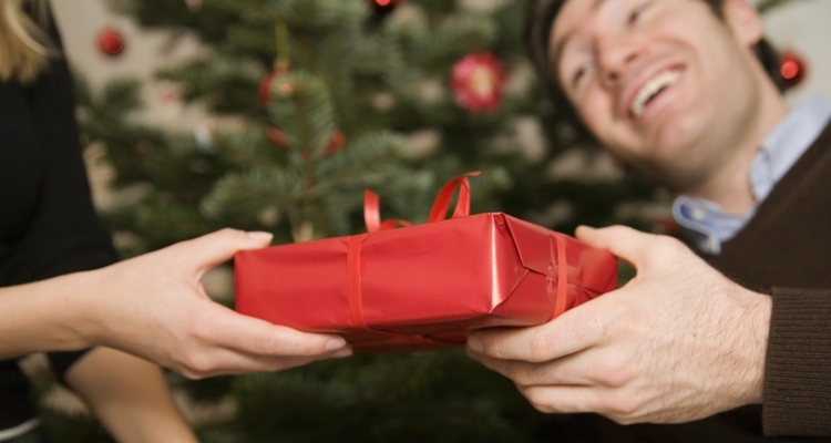 weihnachtsgeschenke für männer ideen herren rot verpackung tanne