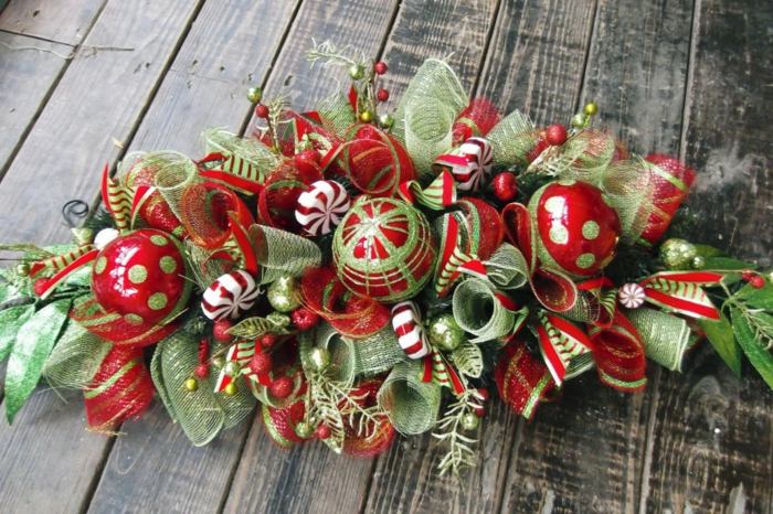 weihnachtsgesteck dekorieren tisch kugeln schleifen rot grün