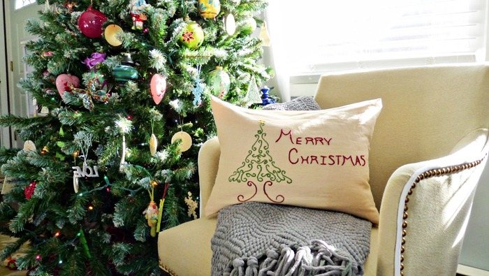 weihnachtskissen-dekokissen-bestickt-tannenbaum-motiv-geschenkideen