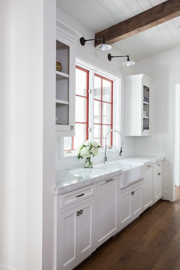 weiße-küche-klassisches-möbeldesign-bewegbare-armatur-marmor-küchenplatte
