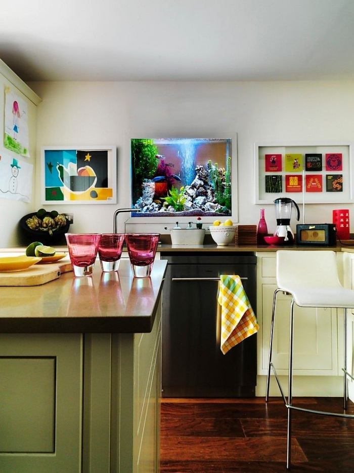 wohnliche-küche-ideen-küchenrückwand-integriertes-aquarium-kinder-malereien