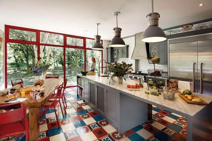 wohnliche-küche-mit-industriellem-hauch-rote-stühle-fenster-aluprofile-fliesenboden-mediterran