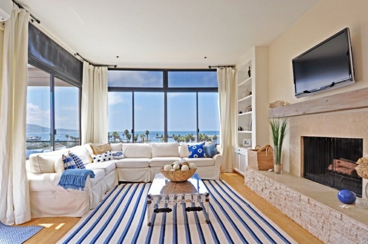 wohnzimmer deko blau-weiss-beacht-stil-streifen-teppich-kamin