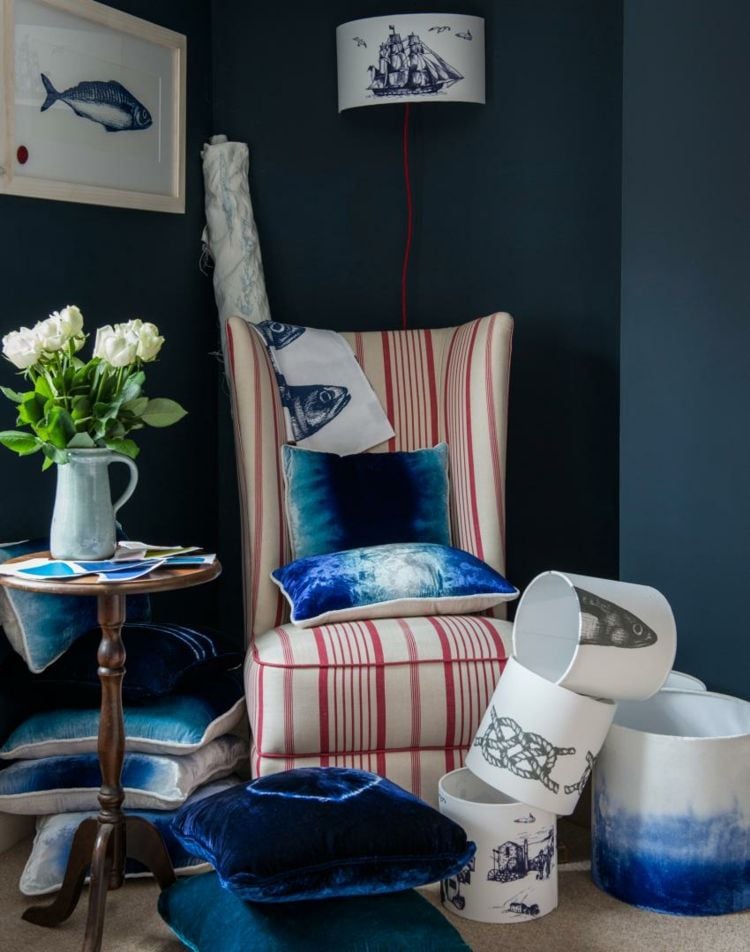wohnzimmer-deko-ideen-windlichter-vase-kariert-sessel-rot-weiss-blau