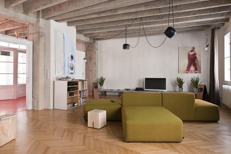 wohnzimmer-ideen-parkettboden-gruenes-modulares-sofa-betondecke