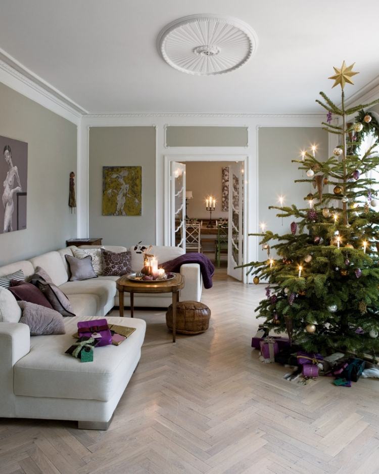 wohnzimmer zu weihnachten deko-gruener-schmuck-geschenkverpackung