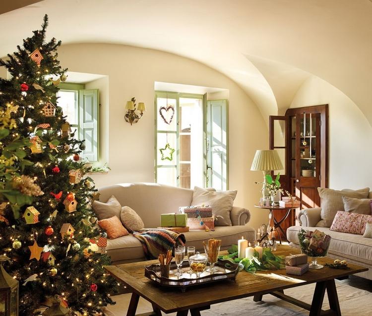 wohnzimmer zu weihnachten-deko-tannenbaum-schmuck-geschenke