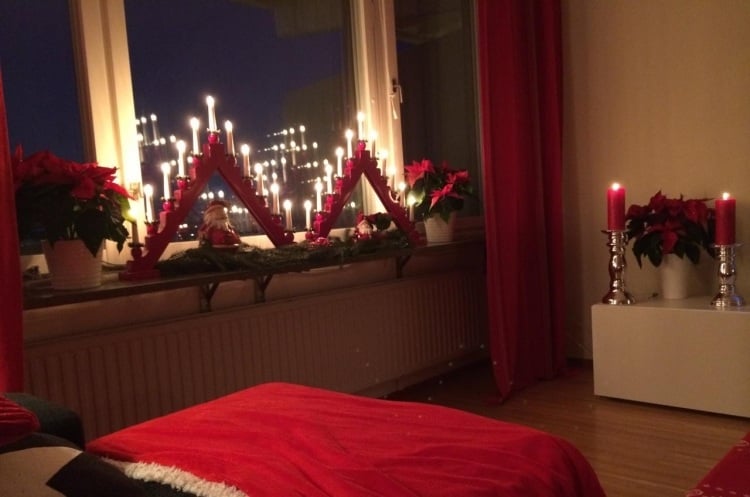 wohnzimmer-weihnachten-fensterdeko-rote-kerzenhalter-weihnachtssterne