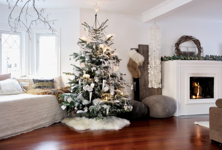 wohnzimmer zu weihnachten skandinavisch-weisser-christbaumschmuck