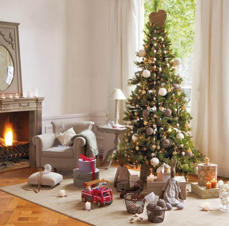 wohnzimmer zu weihnachten -weihnachtsbaum-lichterketten-girlanden