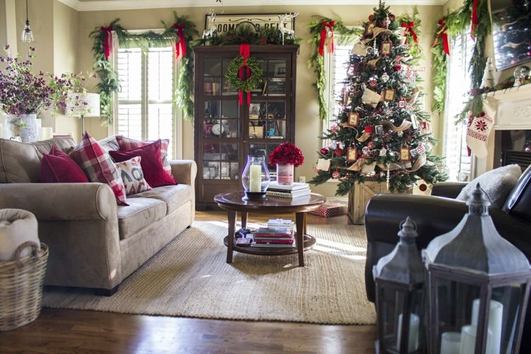 wohnzimmer zu weihnachten fenster girlanden schleife rot laterne grau couch