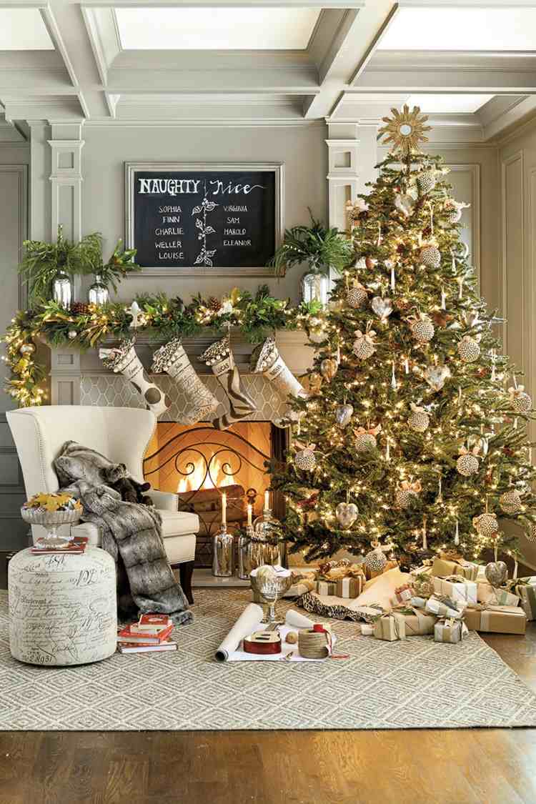 wohnzimmer zu weihnachten gold akzente christbaum idee socken kamin decke design