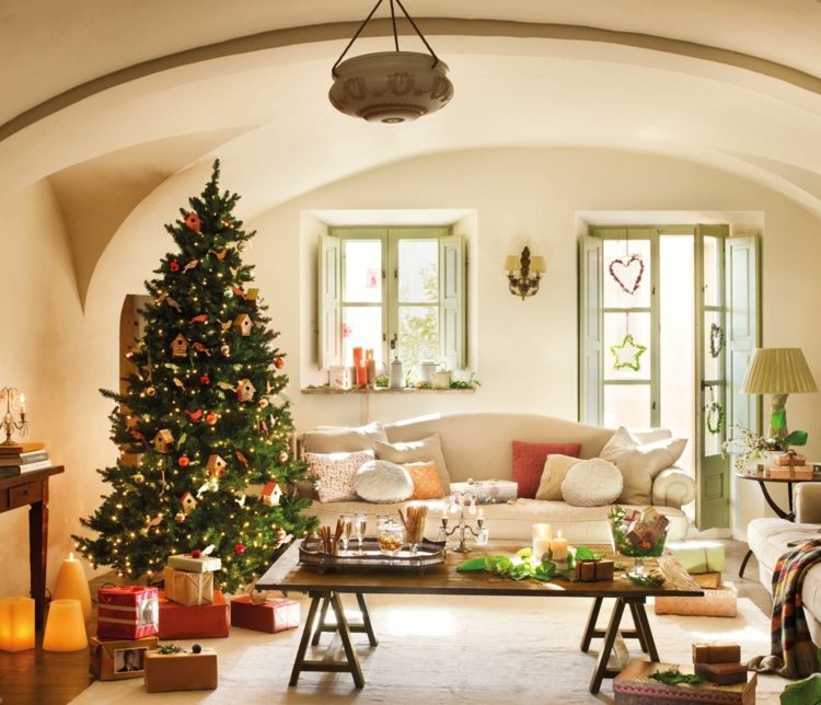 wohnzimmer zu weihnachten mediterran tannenbaum schlicht deko sofa weiss